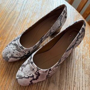 Clarks Snake-Print Low Block Heel Pumps - White & Gray